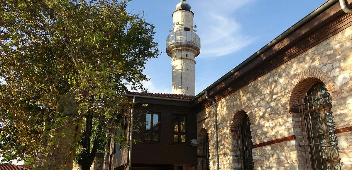 690 yıldır asırlara meydan okuyan cami! Kılıçla Peygamberimizden gelen geleneği yaşatıyorlar
