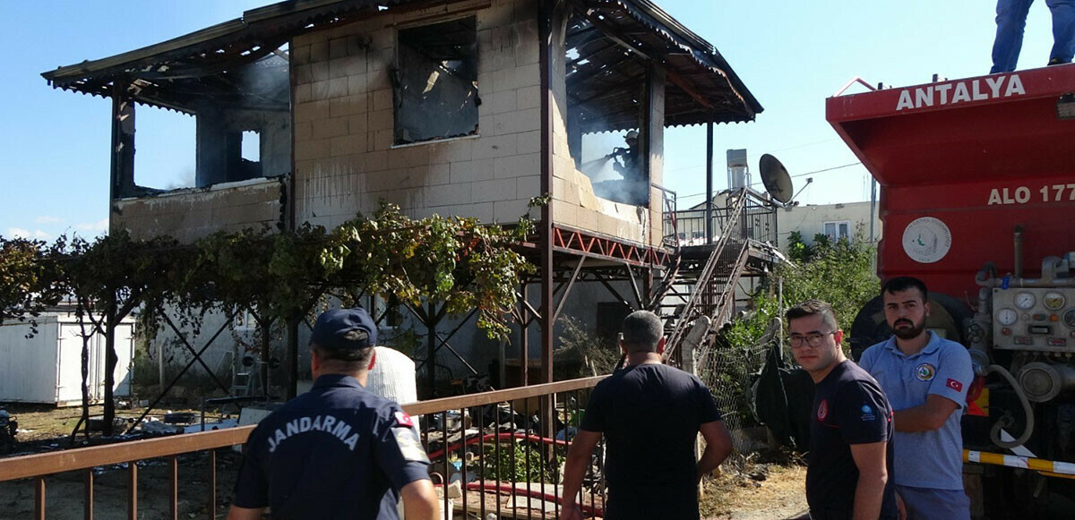 Eşi ve çocukları kendisini terk etti diye evini yakıp komşusunu bıçakladı