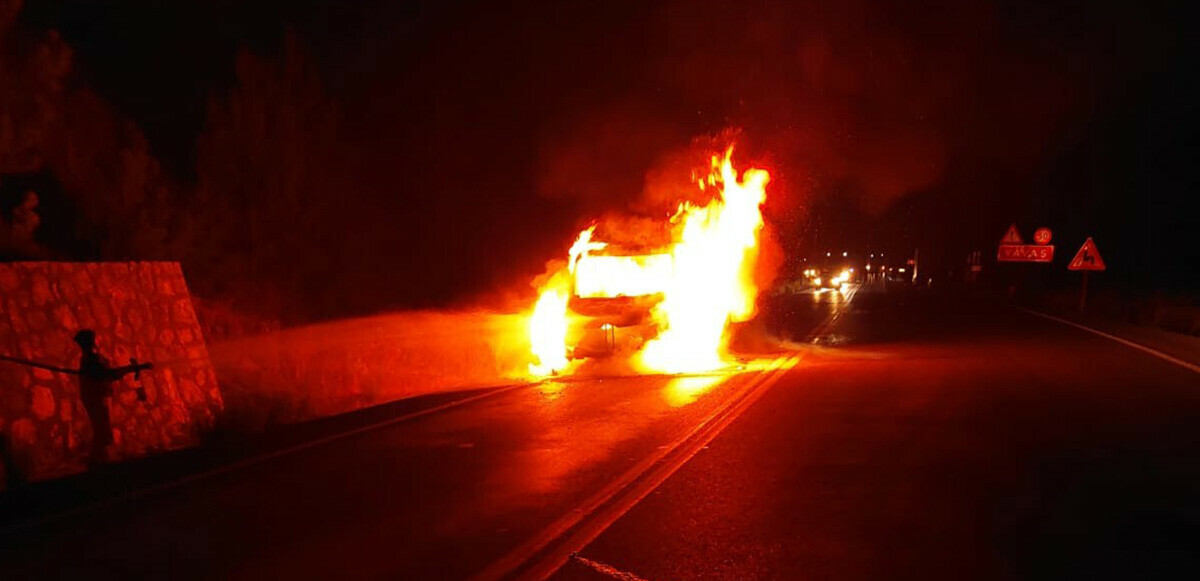 Antalya'da seyir halindeki kamyonet yandı