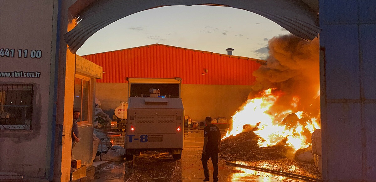 Adana&#039;da alüminyum fabrikasında yangın: Gökyüzünü dumanlar sardı