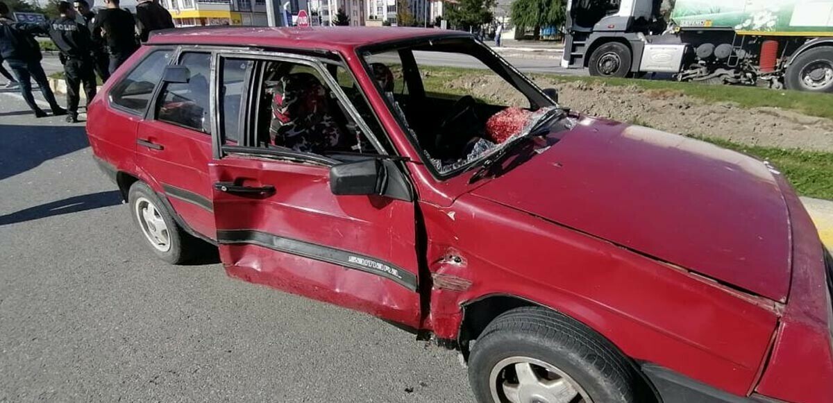 Erzincan’da feci kaza! Otomobil ile motosiklet çarpıştı: Biri ağır 4 yaralı