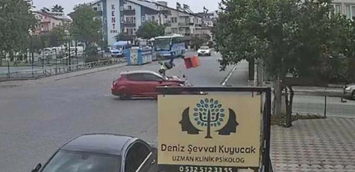 Otomobilin çarptığı motosiklet sürücüsü metrelerce hava uçtu
