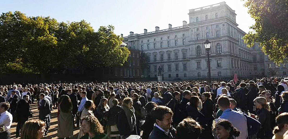 Londra&#039;nın göbeğinde şüpheli paket alarmı! Trafik kapandı, insanlar tahliye edildi