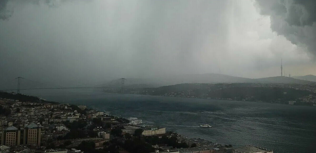 Şemsiyesiz dışarı çıkmayın: Meteoroloji Genel Müdürlüğü İstanbul dahil birçok il için çok şiddetli sağanak uyarısında bulundu!