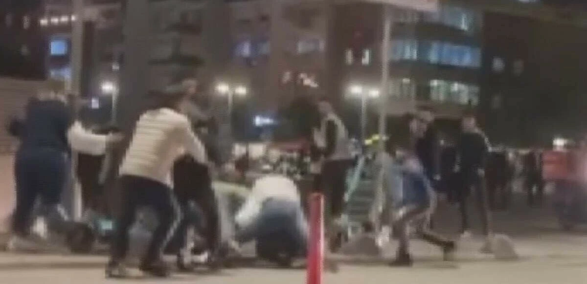 Şehrin göbeğinde meydan savaşı: Onlarca kişi tekme tokat birbirine girdi
