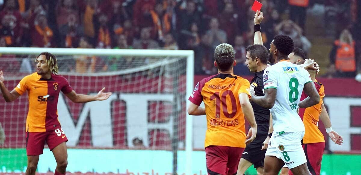 Galatasaray-Alanyaspor maçında tartışmalı kararlar: Hakem Ali Palabıyık&#039;a dev tepki!