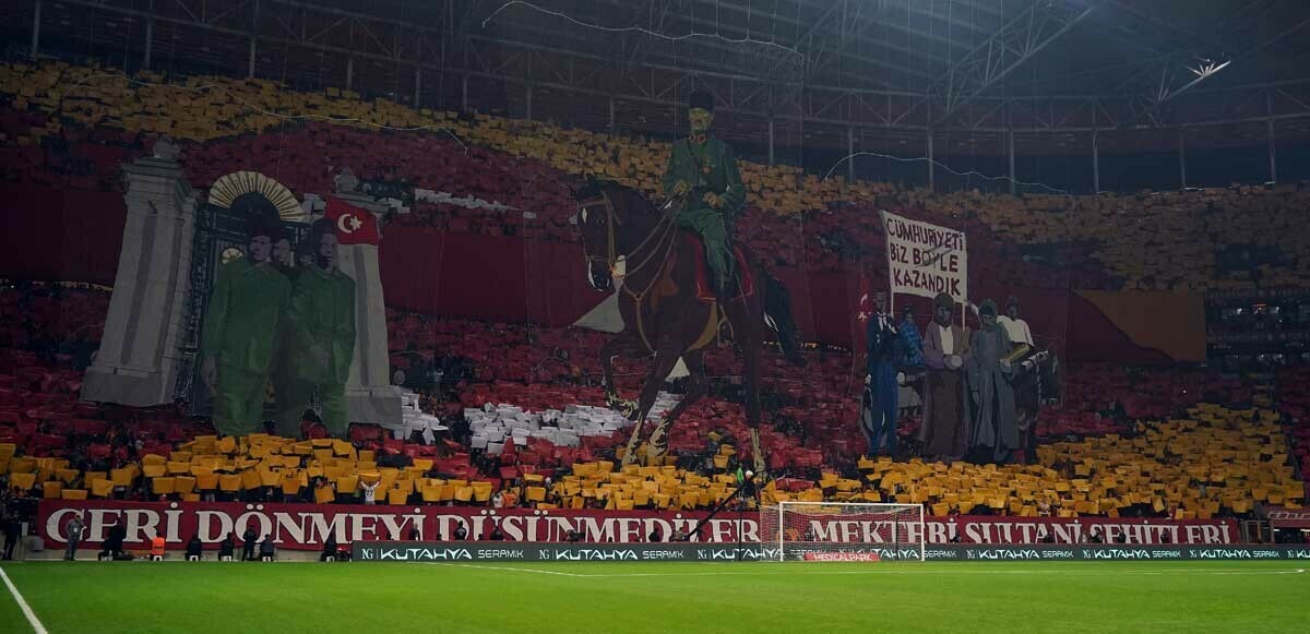 Galatasaray taraftarından Cumhuriyetin 100. yılına özel koreografi