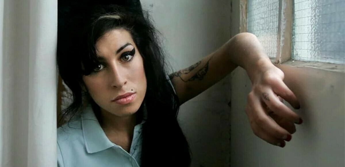 Amy Winehouse kimdir, kaç yaşında?