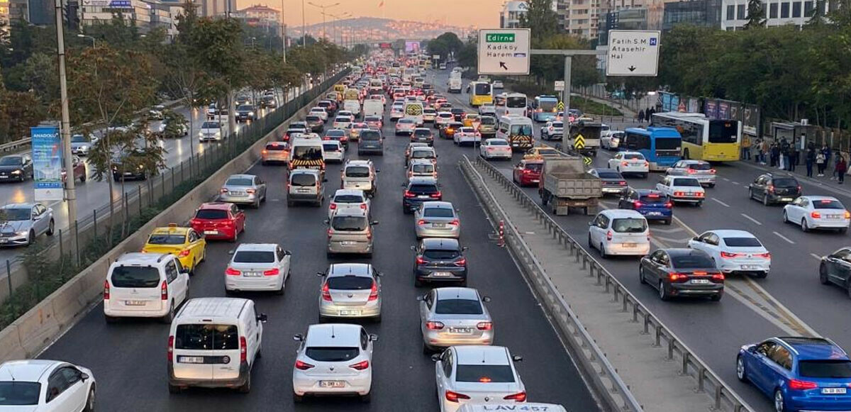 İstanbul&#039;da haftanın ilk günü trafik yoğunluğu yüzde 50&#039;yi aştı