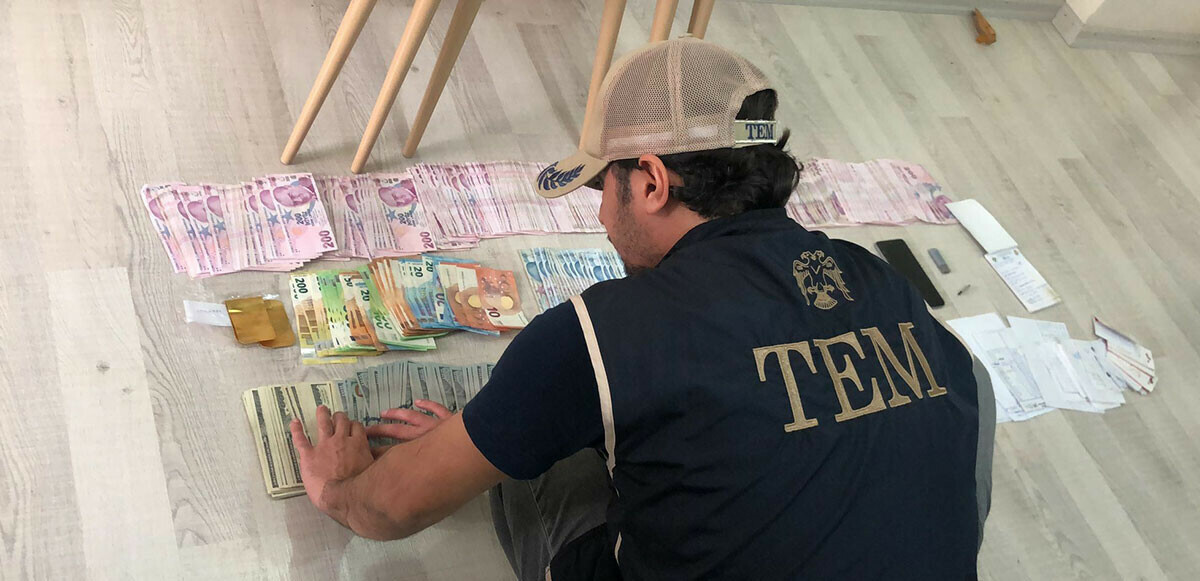 Adana'da FETÖ'nün hücre evlerinde binlerce euro,dolar ve 100 gram altın ele geçirildi