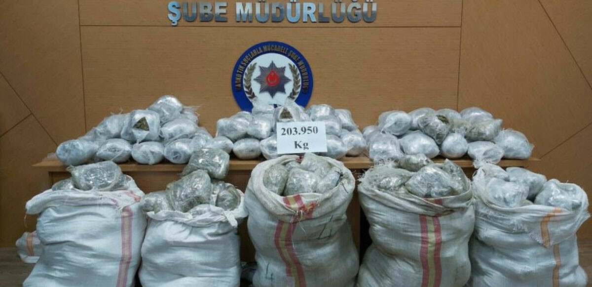 İzmir&#039;de 203 kilo 950 gram uyuşturucu ele geçirildi