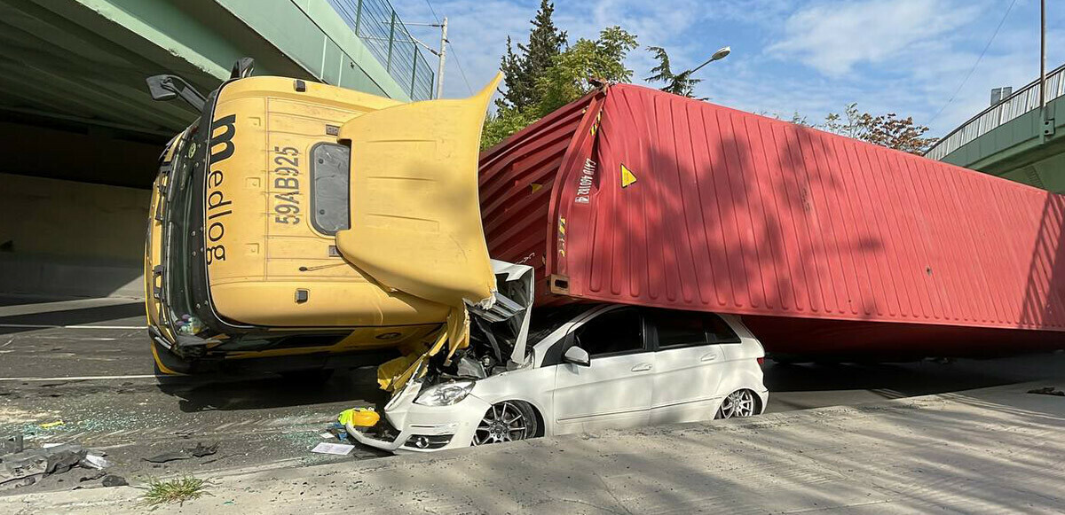 Son dakika: Bakırköy&#039;de feci kaza! Tır otomobilin üzerine devrildi