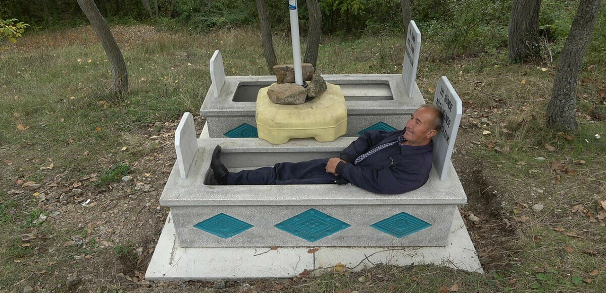 Daha ölmeden kendisi için yaptırdığı mezarın içinde yatıyor