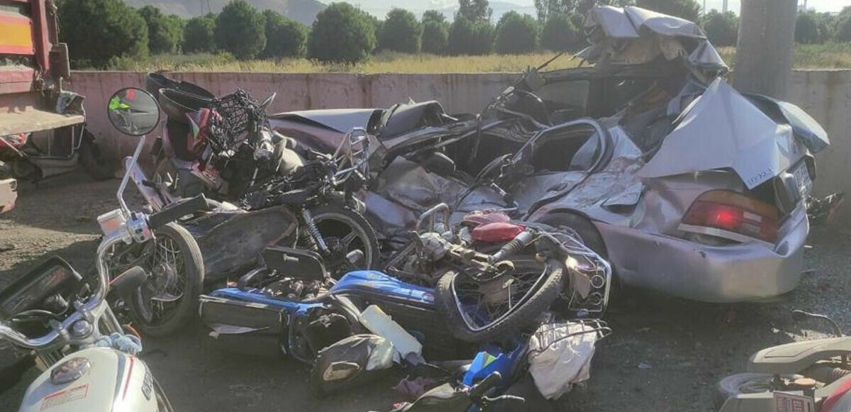 Freni boşalan tır, 15 motosikleti hurdaya çevirdi