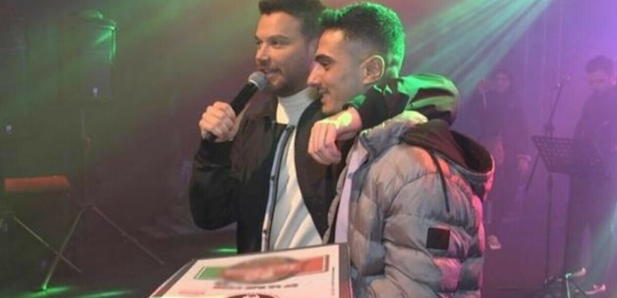 Konser sahnesine pizza sipariş eden Sinan Akçıl, kuryenin dileğini gerçekleştirdi!