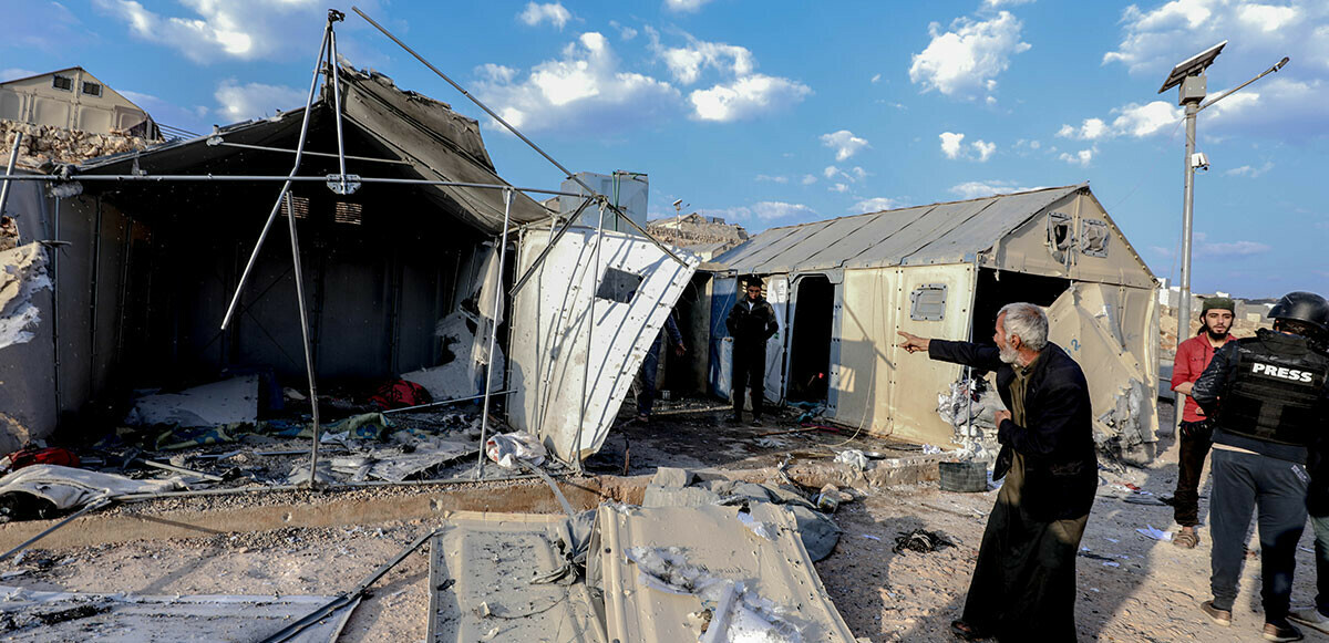 Esad rejimi İdlib’te çadır kampına bombalı saldırı düzenledi: Ölü ve yaralılar var