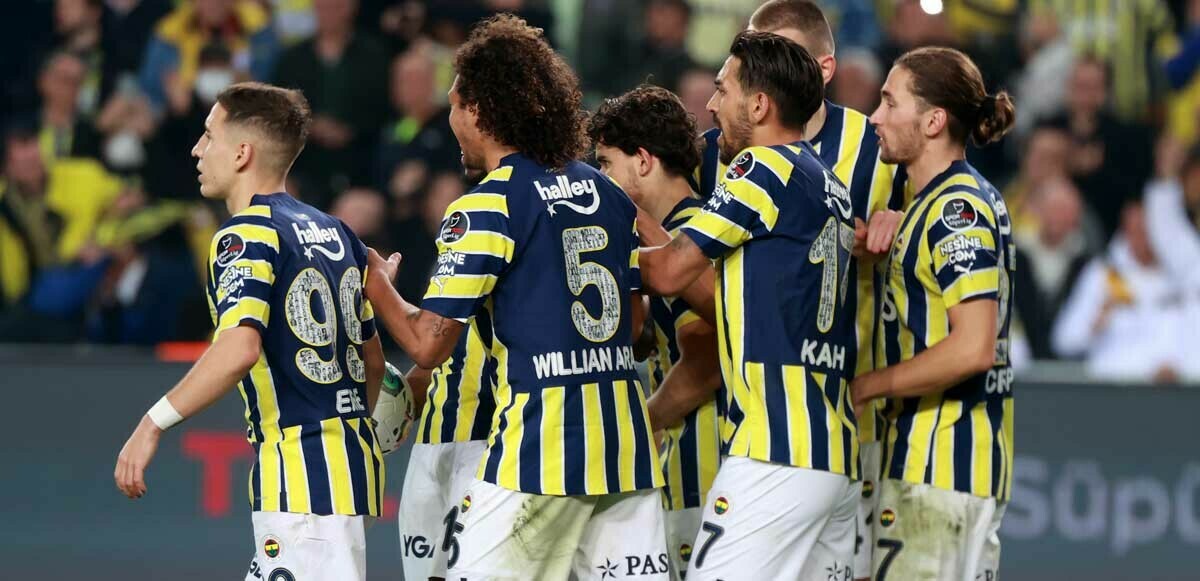 10 kişi Fener, Sivas&#039;ı devirdi! Maç sonucu: Fenerbahçe 1-0 Sivasspor