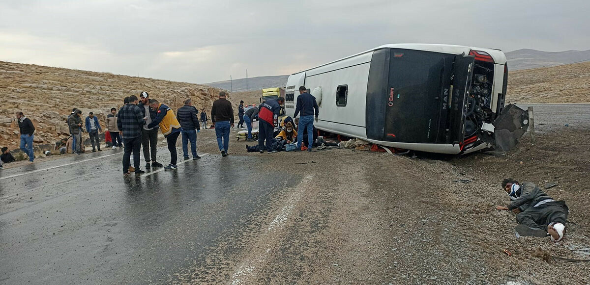 Son dakika: Sivas’ta sınır dışı edilen göçmenleri taşıyan otobüs devrildi, çok sayıda ölü ve yaralı var