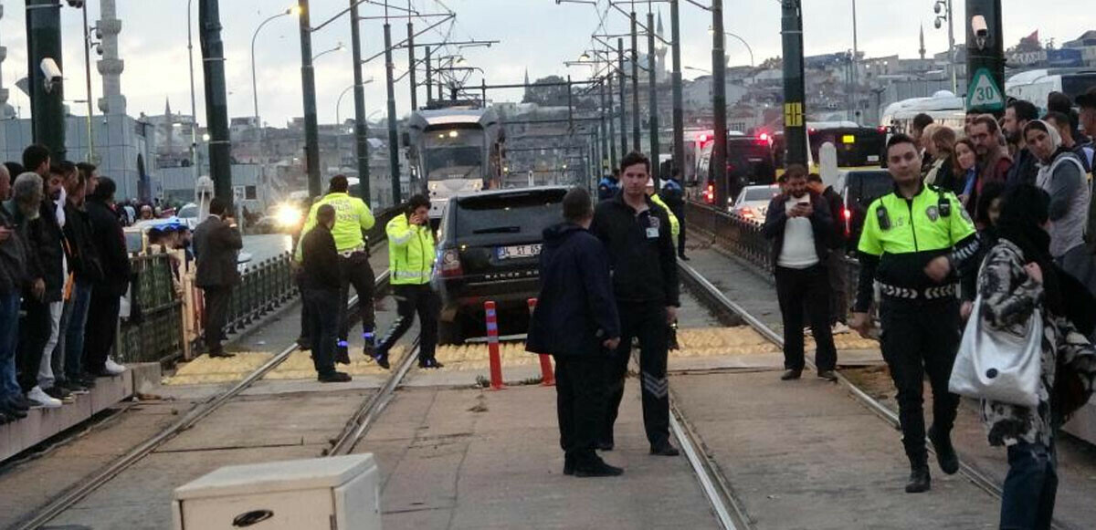 Karaköy&#039;de tramvay yoluna giren lüks cip raylarda asılı kaldı!