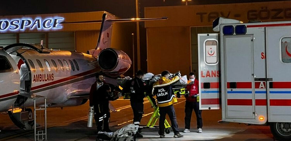 Umrede rahatsızlanan Türk vatandaşları ambulans uçakla Türkiye’ye getirildi