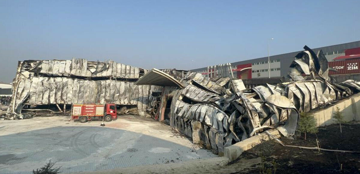 Hatay&#039;da mobilya fabrikasında yangın: Kullanılamaz hale geldi  