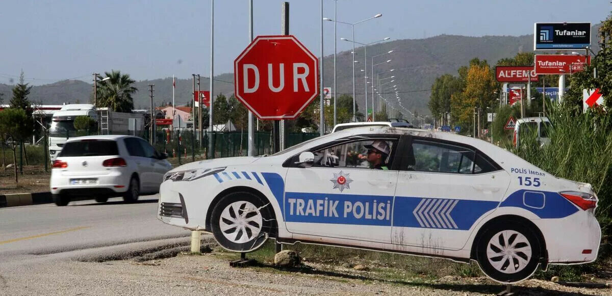 Maket polis aracını gerçek sanıp kaçan şahıslar uyuşturucuyla yakalandı