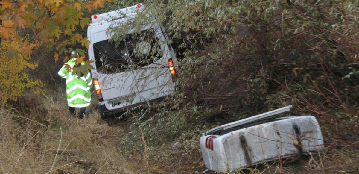 Elazığ&#039;da minibüs şarampole uçtu: 20 yaralı