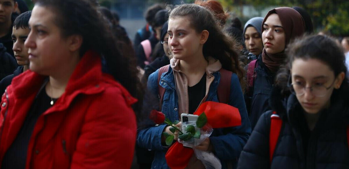 Sırasına çiçekler bırakıldı... İstiklal patlamasında ölen Yağmur Uçar için okulunda anma töreni