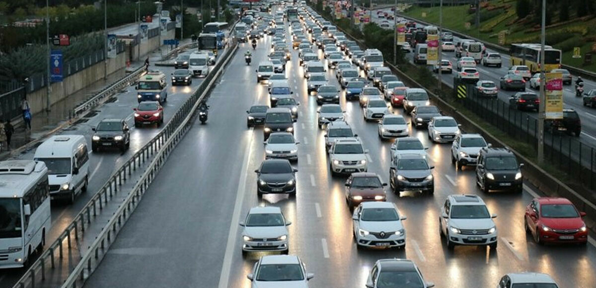 İstanbul&#039;da yağmur trafiği: Yoğunluk yüzde 76&#039;lara kadar çıktı