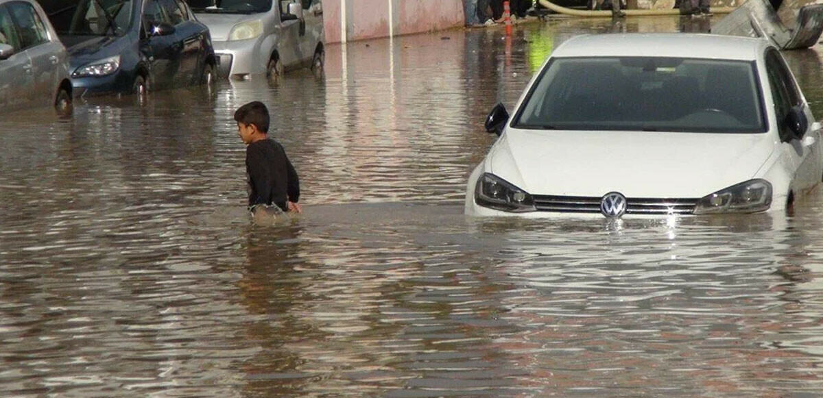 Mersin'i sel vurdu! Cadde ve sokaklar su altında kaldı, 1 kişi hayatını kaybetti