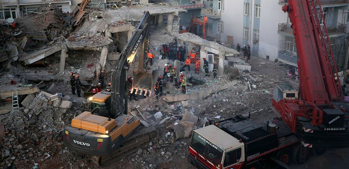 İstanbul&#039;un en tehlikeli semtleri! Uzman Şevki Çatladı, ilçe ilçe bina yaşı haritası çıkardı