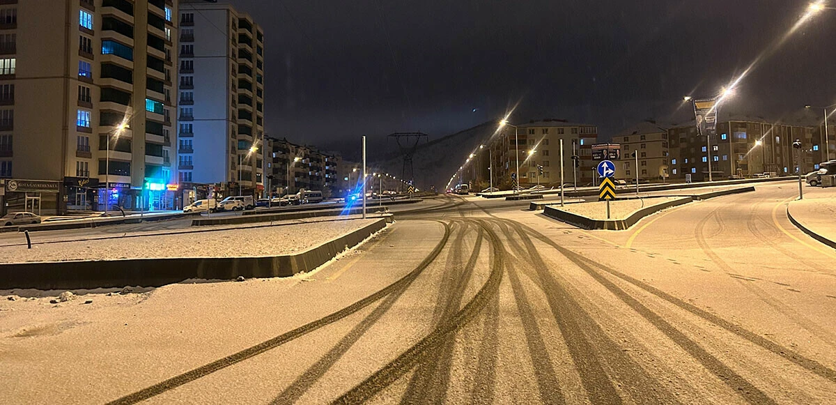 Kar yağışı şiddetini bir anda arttırdı! Sokaklar beyaz örtü ile kaplandı