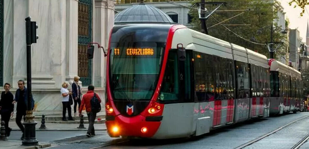 Galata Köprüsü&#039;nde aydınlatma direği devrildi: Tramvay seferlerinde aksama