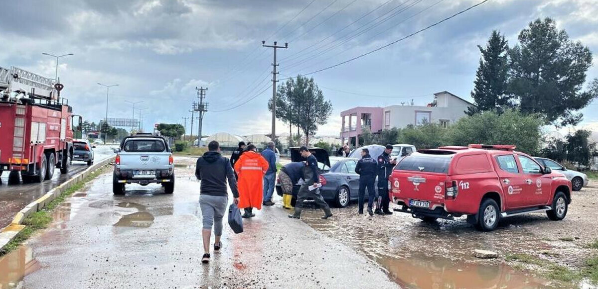 Antalya&#039;yı sağanak vurdu: Caddeler göle döndü