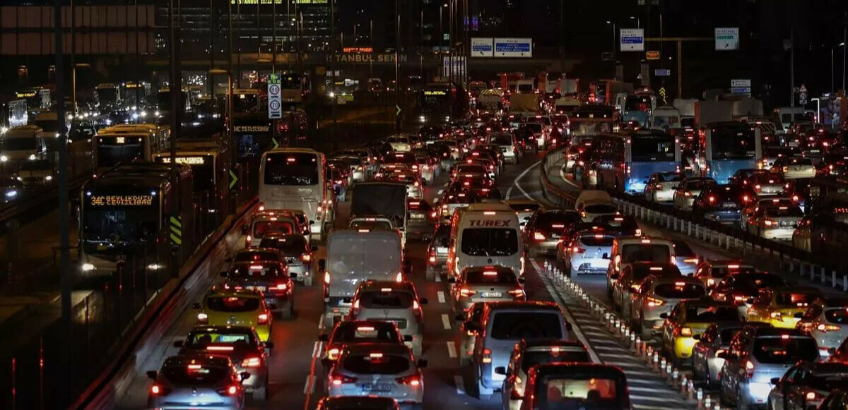 İstanbul&#039;u sağanak vurdu! Trafik yoğunluğu yüzde 90&#039;a dayandı