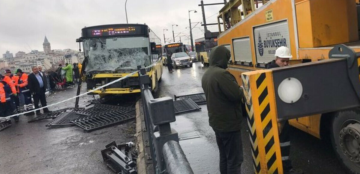 Son dakika| Galata Köprüsü&#039;nde feci kaza: İETT otobüsü parmaklıklara çarptı