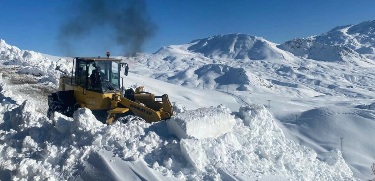 Bir anda bastırdı, her yer bembeyaz oldu! Kar kalınlığı yer yer 2 metreyi geçti