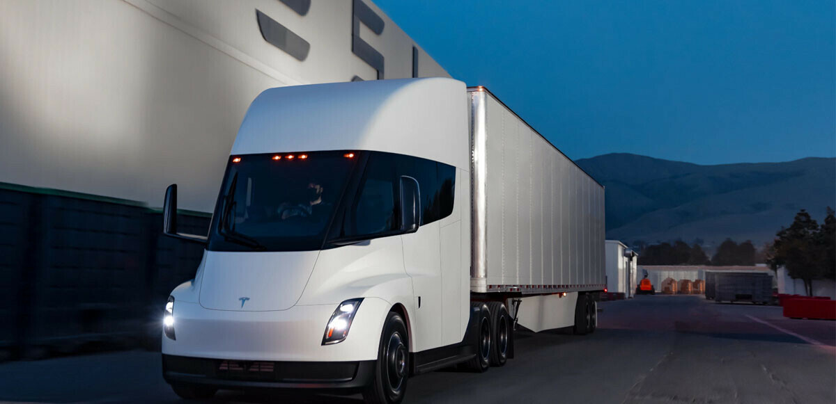 Elon Musk sözünü tuttu: Elektrikli kamyonet Tesla Semi&#039;nin ilk teslimatları gerçekleşti