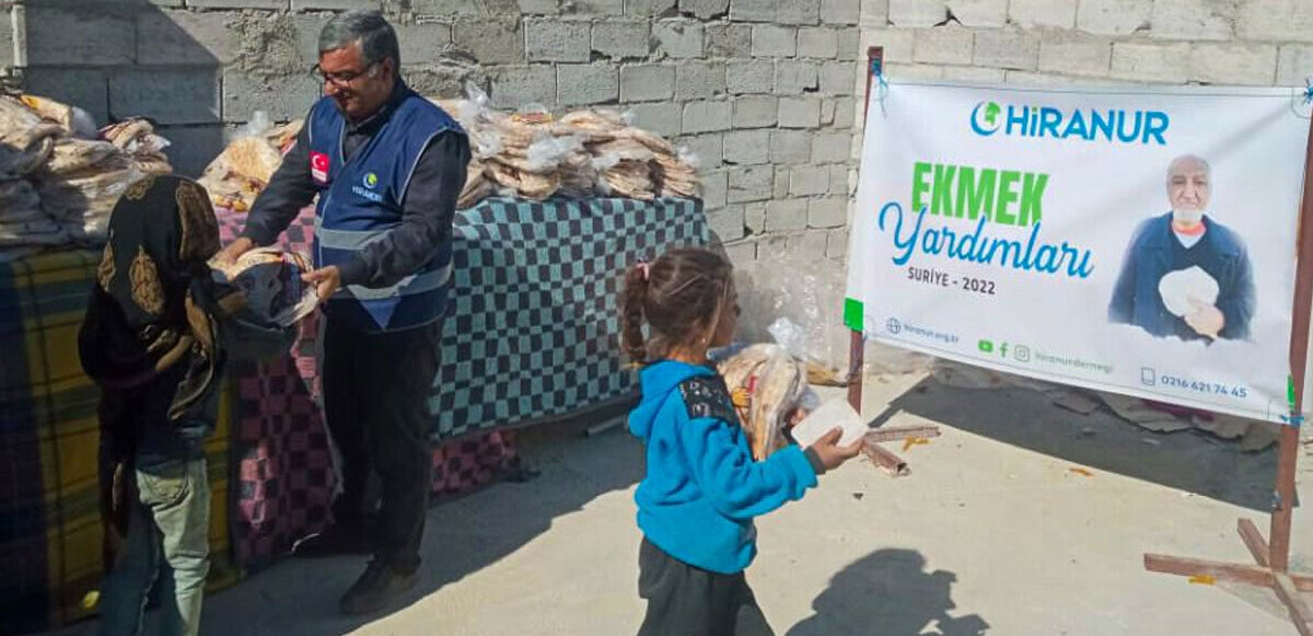 Hiranur Vakfı, İdlib şehrini ekmeğe ve kıyafete doyurdu