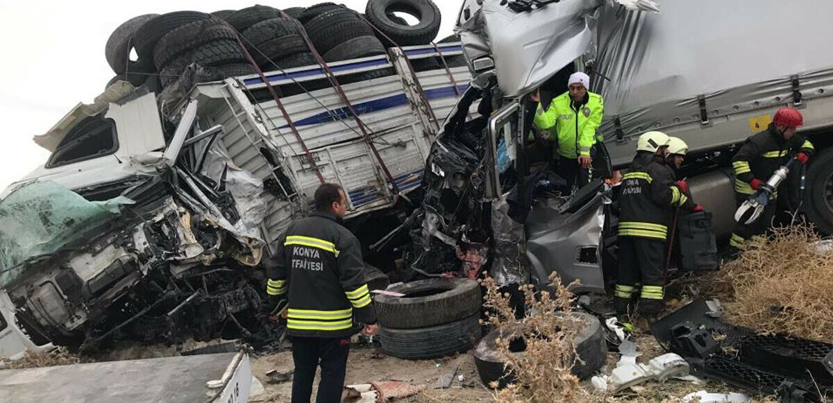 Tır ile kamyon kafa kafaya çarpıştı: Feci kazada ölü ve yaralılar var