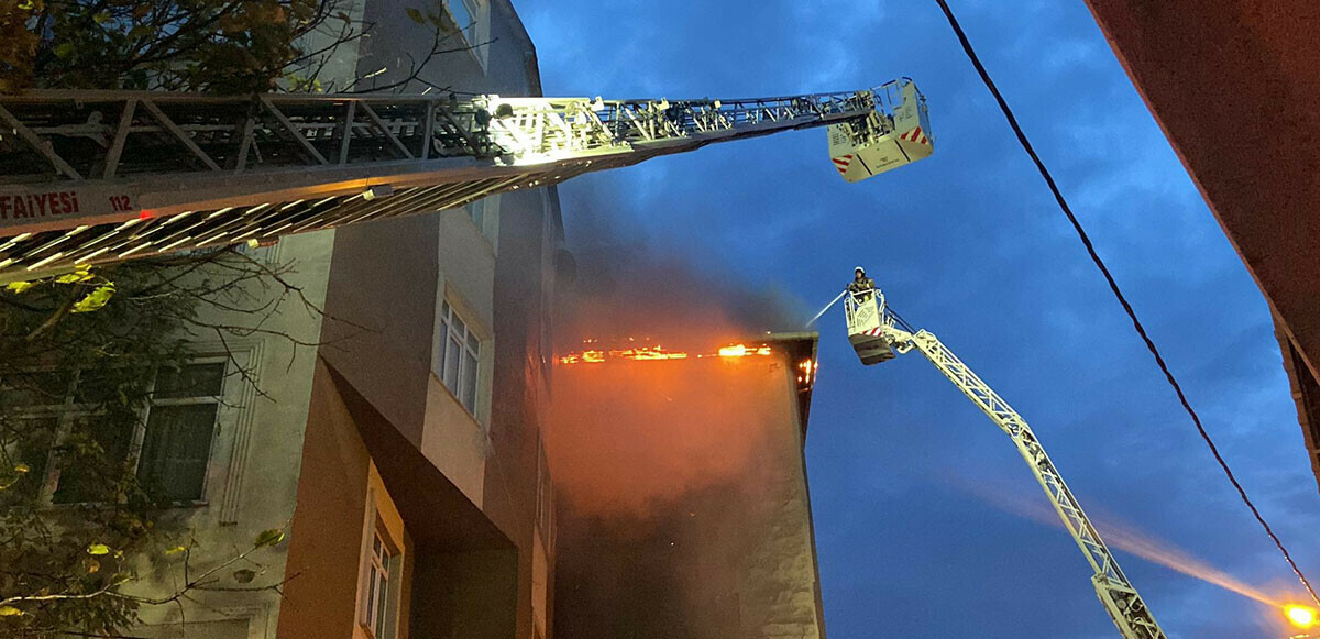 Avcılar’da çatı katında yangın! Alevlere uykusunda yakalanan vatandaşlar kendilerini dışarı zor attı