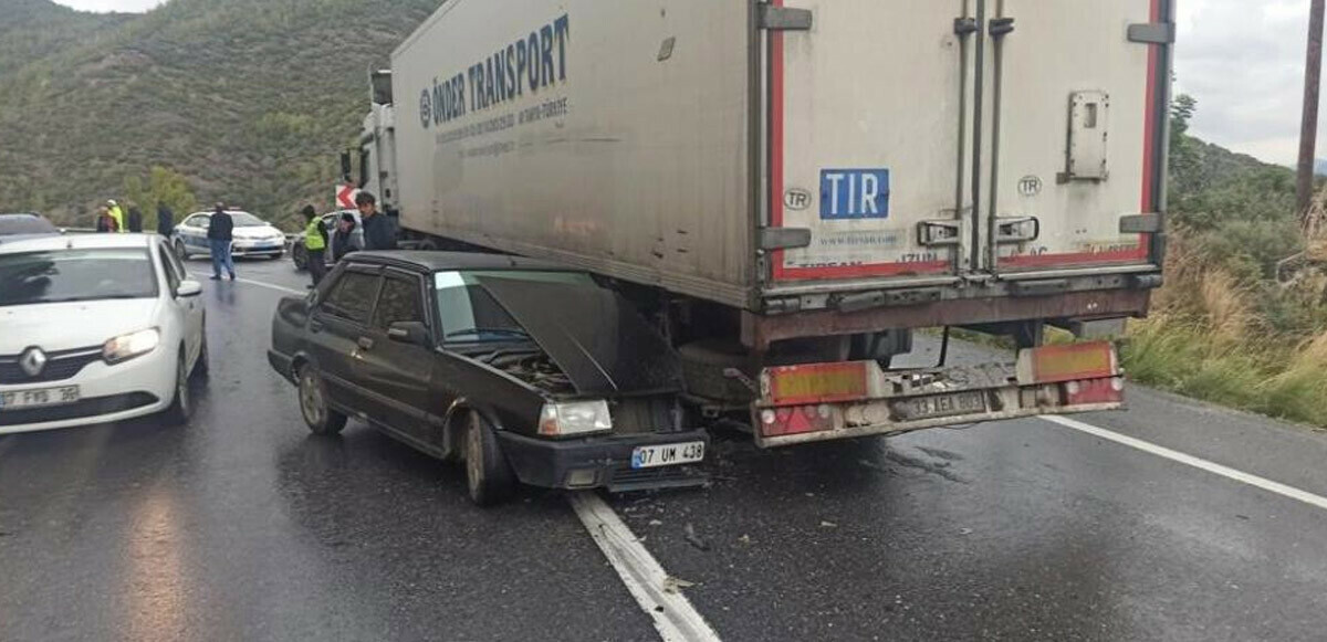 Virajı alamadı, tırın altına girdi: 1’i çocuk 4 yaralı