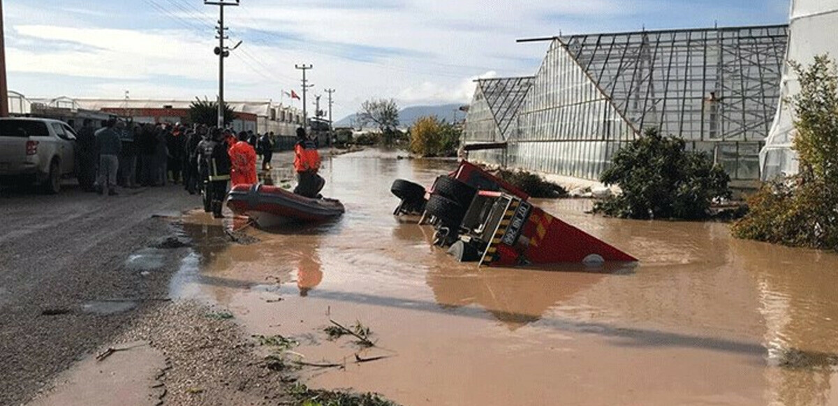 Son dakika! Antalya&#039;da eğitime yağış engeli: Üç ilçede okullar tatil edildi