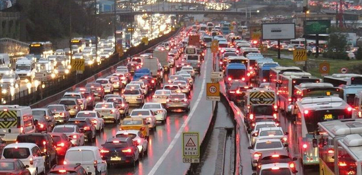 İstanbul&#039;da sağanak sonrası trafik çilesi: Yoğunluk yüzde 80&#039;e dayandı (İBB Trafik Yoğunluk Haritası)