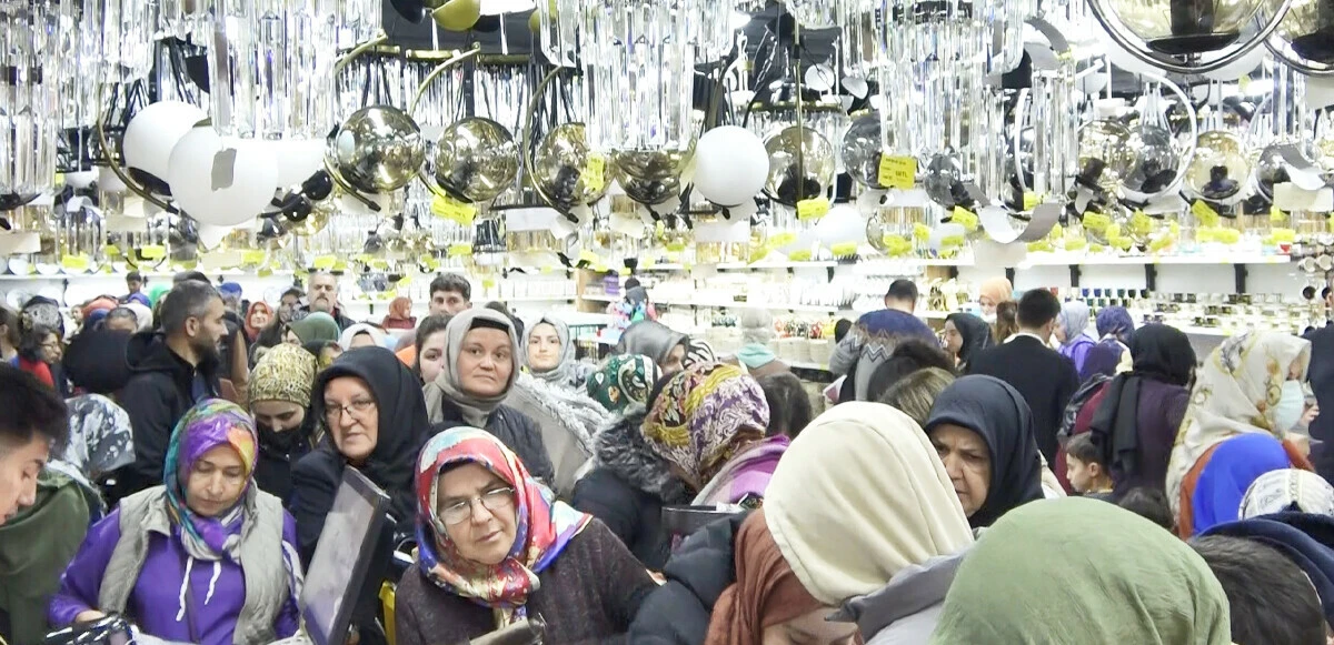 Görülmemiş izdiham, ortalık toz duman oldu! Bir saatte 4 bin 250 kişi alışveriş yaptı