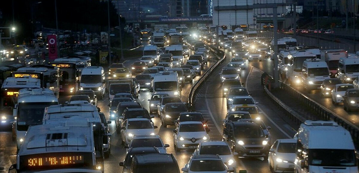 İstanbul&#039;da trafik yoğunluğu: Yüzde 74&#039;e ulaştı