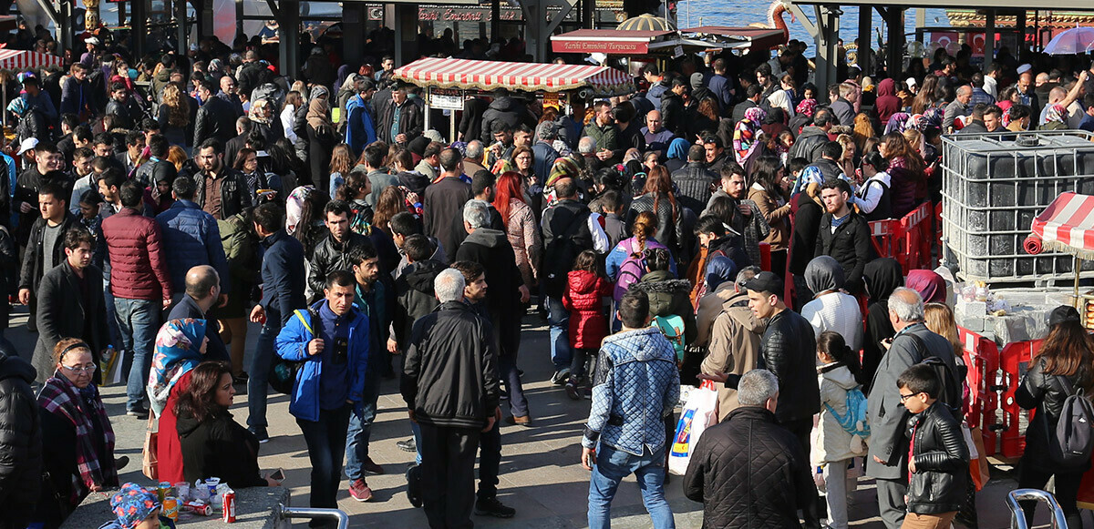 Türkiye nüfusu 85 milyona doğru koşuyor! TÜİK açıkladı: Çocuklar azaldı, orta yaş arttı