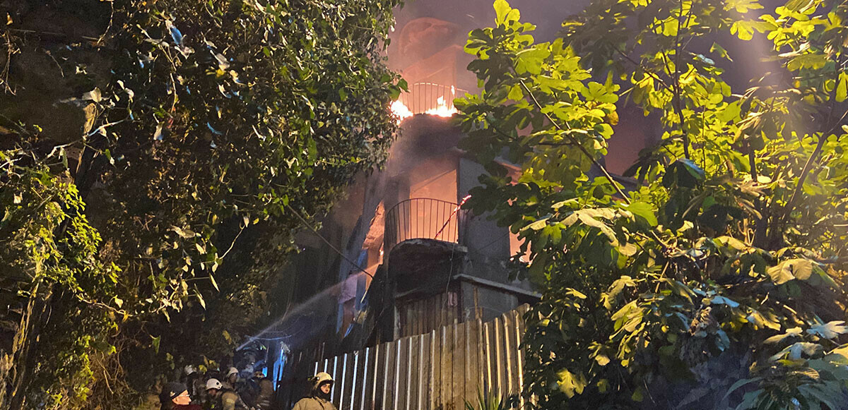 Beyoğlu’ndaki metruk binada yangın: Ölü ve yaralı yok