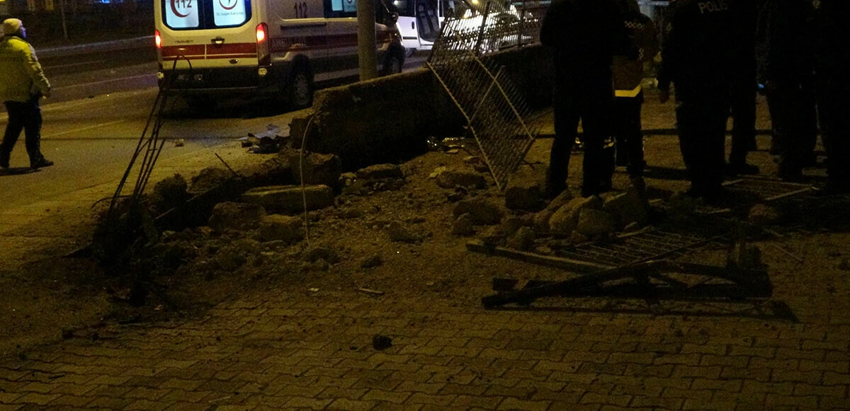 Kontrolden çıkan araç yayalara daldı: 2 kişi öldü, 1 kişi yaralandı