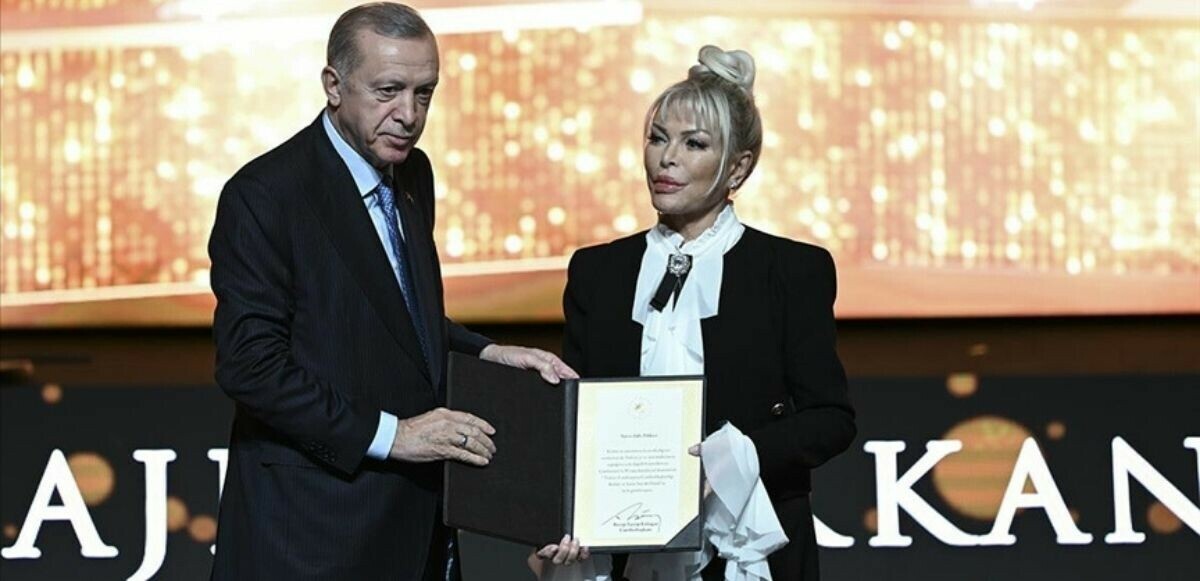 Ajda Pekkan’a ödül veren Cumhurbaşkanı, Süperstar’ı şarkılarındaki sözlerle takdim etti!